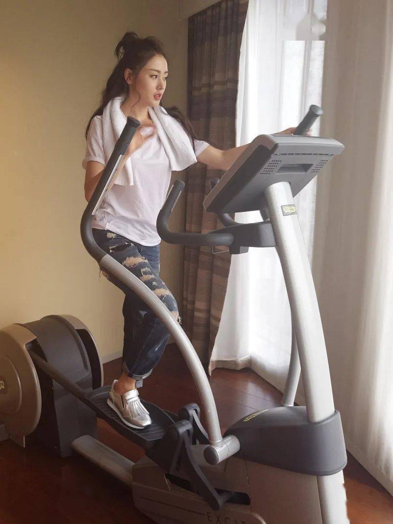 运动|女明星健身房打卡照真的是素颜？相信你就输了！