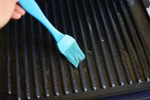 烧烤店|好吃不油腻,上桌就秒光,6斤都不够吃茄子这样做真是太香了