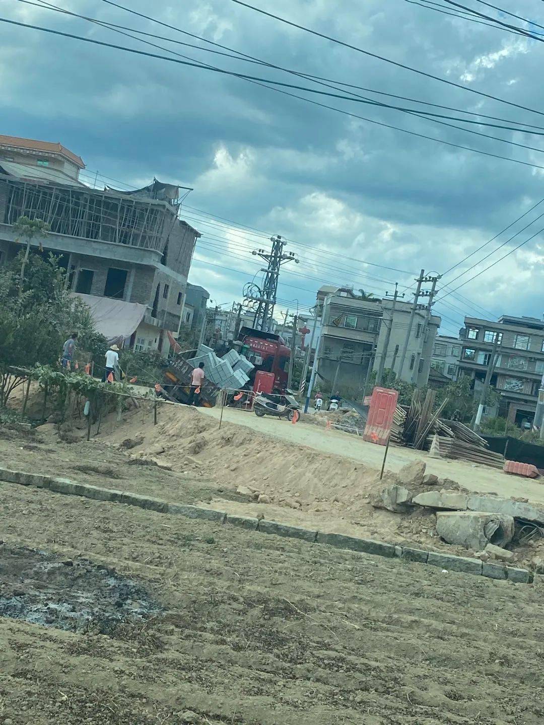 大坪镇埔心村修桥,一大货车深陷泥坑_道路
