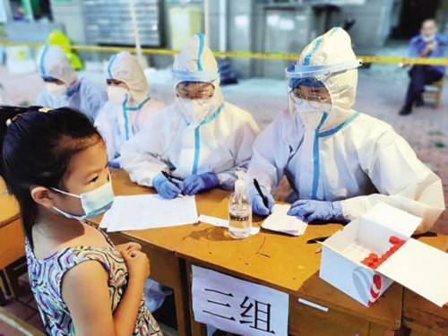 工作|教师夫妇并肩投身核酸检测一线