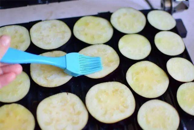 烧烤店|好吃不油腻,上桌就秒光,6斤都不够吃茄子这样做真是太香了