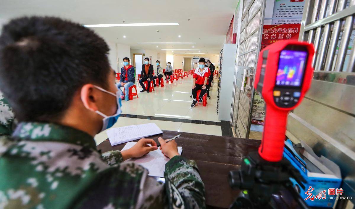 检验|热血青年接受检验 踊跃参军