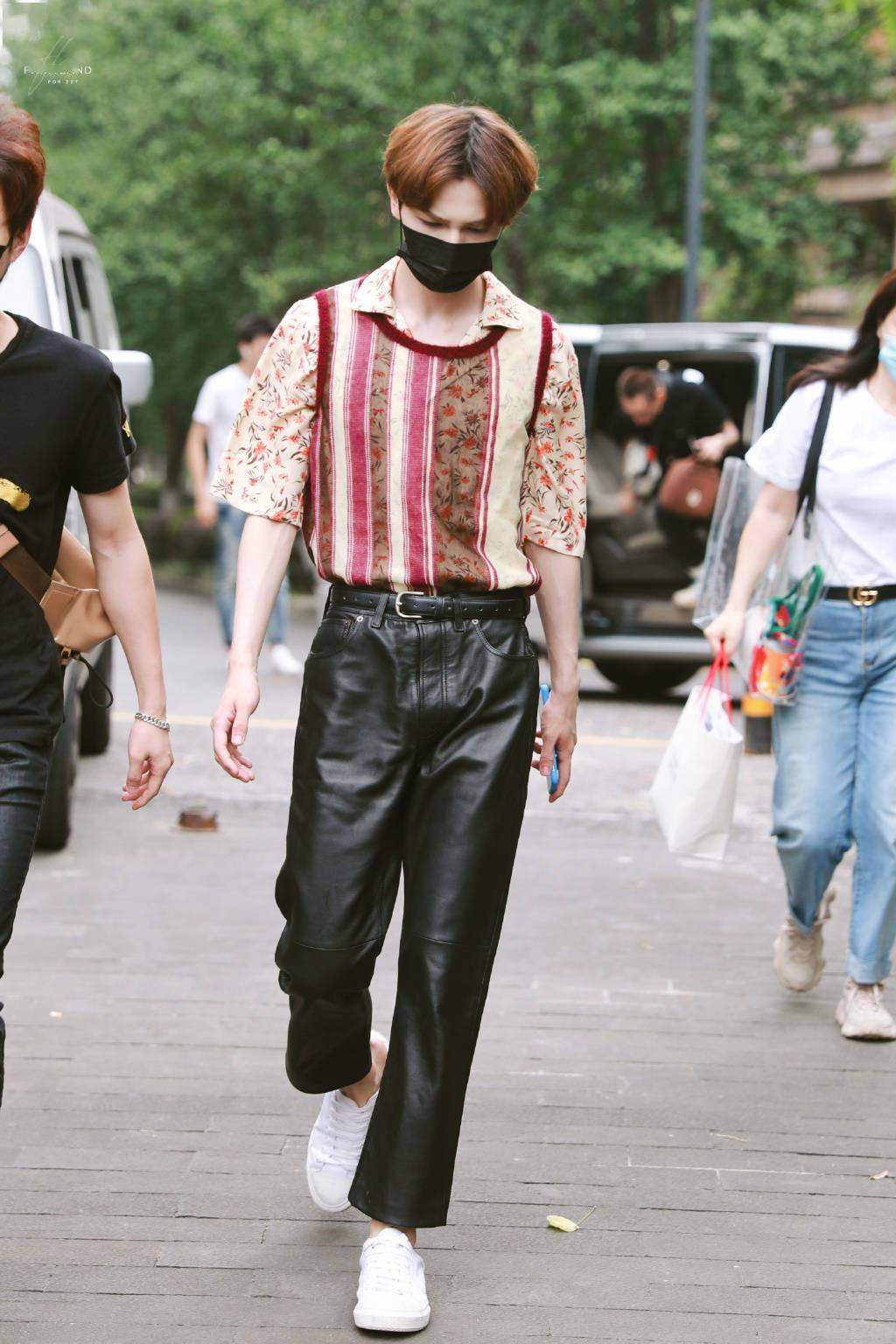 一半优雅一半狂野 朱正廷上班look混搭风演绎画报