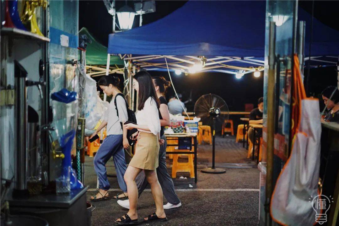 烧烤|才有夏天快乐味道！挤满人的“堕落街”夜排档