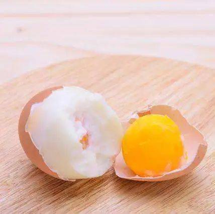 孩子|智商倒退、发育落后！ 这些错误的喂养方式是在害娃。2岁聪明宝宝被亲戚喂白酒