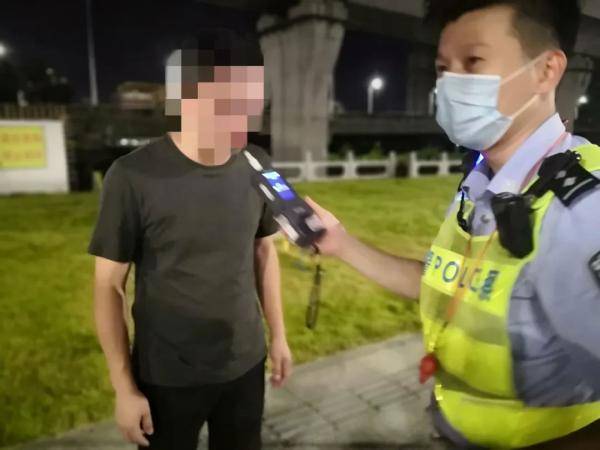 外地一家四口来珠海旅游，回家途中父亲出事被抓！孩子哭闹不止！
