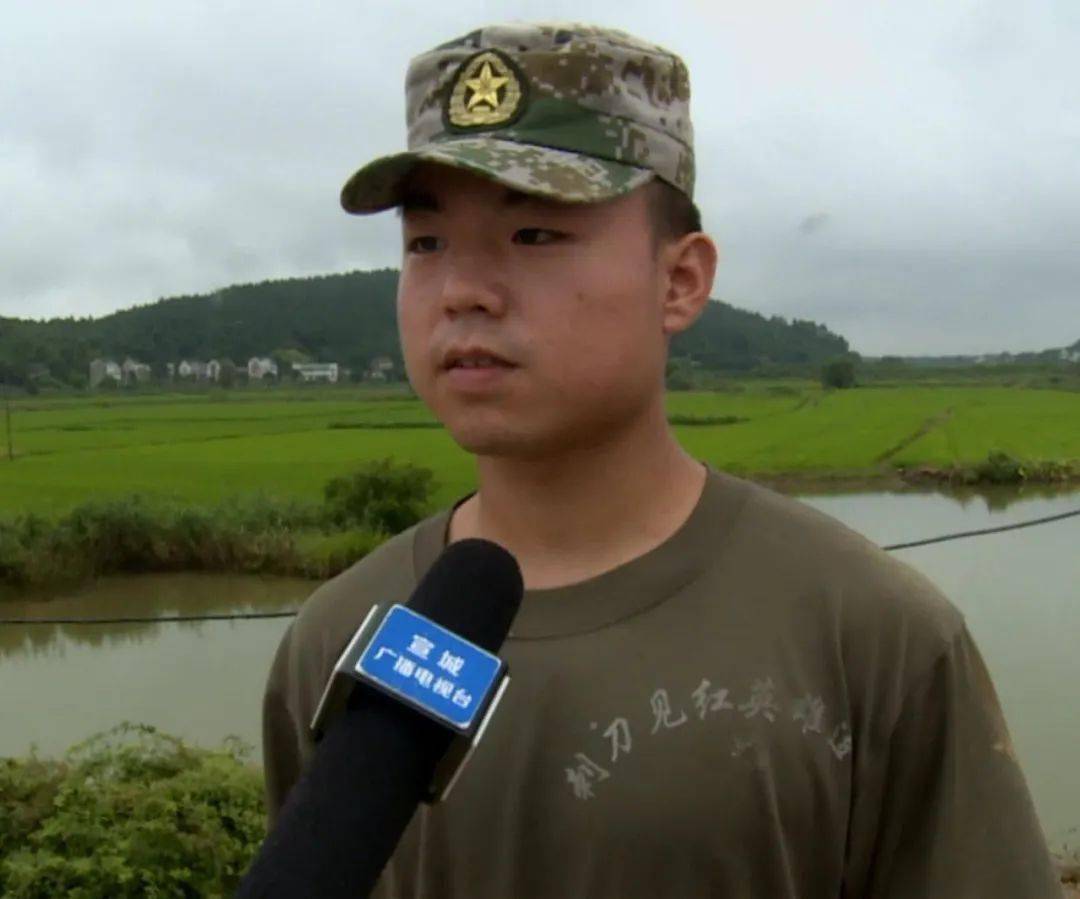 7月24日,夏向明快速切换到军人的状态哨音起,全员动他从家乡湖北黄冈