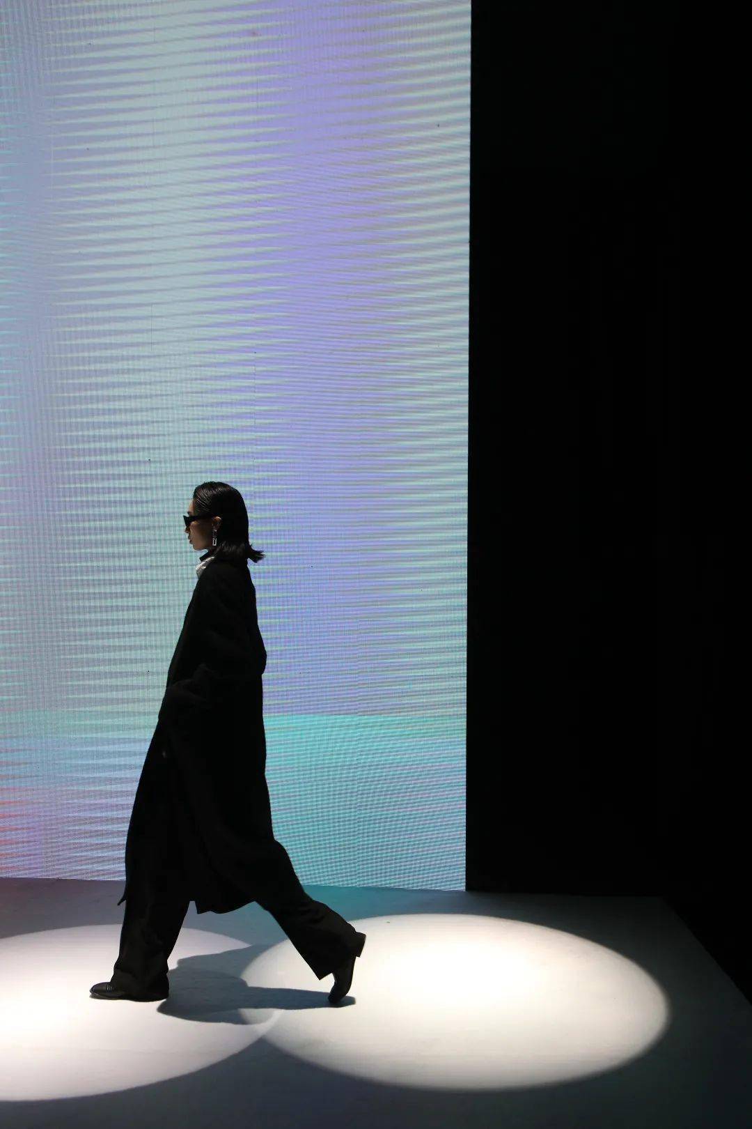 流转|ES MODISH 品牌专场秀 | 一手 · SUN IN SKY国际时尚周(暨SUN IN SKY第七届发布周)