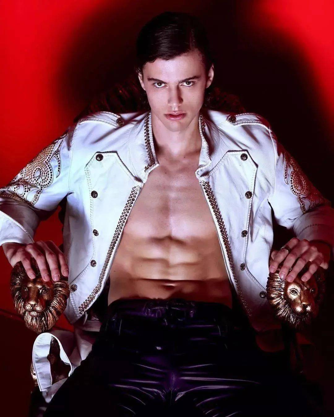 全网|191cm肌肉男模私照火遍全网，1亿网友在线鸡叫喊“老公”，直男都被“掰弯”！？