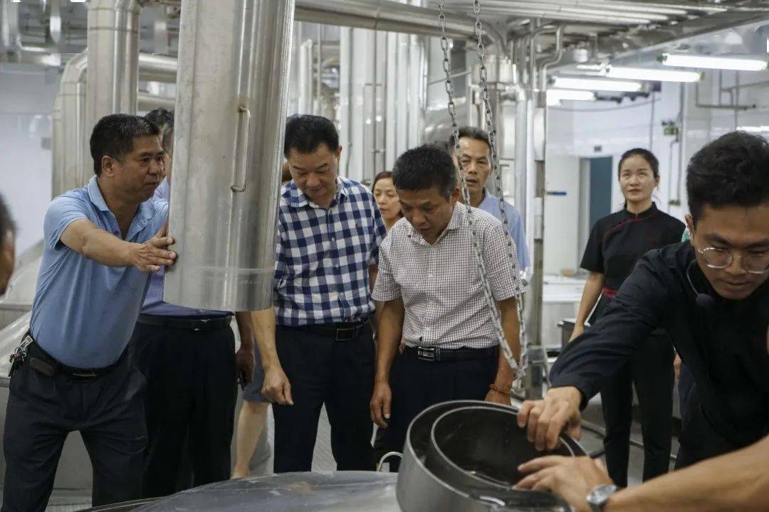 彭洪会长一行到广东明珠珍珠红酒业有限公司调研
