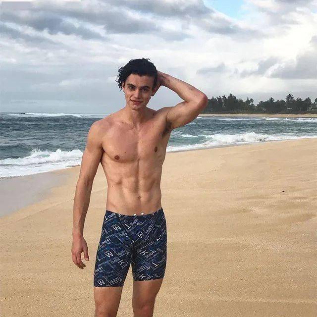 全网|191cm肌肉男模私照火遍全网，1亿网友在线鸡叫喊“老公”，直男都被“掰弯”！？