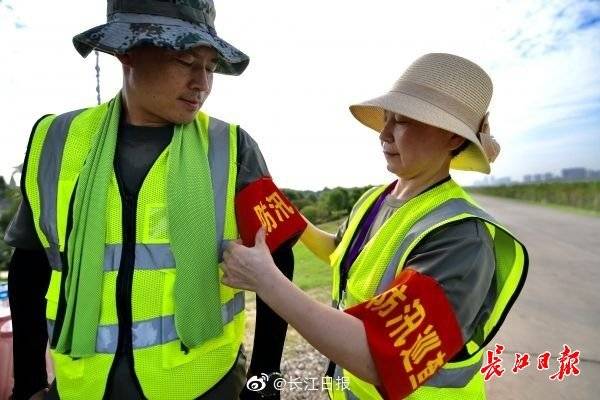 退役|退伍不退志，退役不褪色！军转干部抗洪抢险志愿者突击队坚守大堤