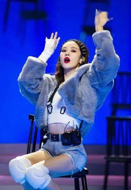 舞台|【乘风破浪】郑希怡粤语rap超正，但佢居然係带伤上阵？王霏霏终于第一！