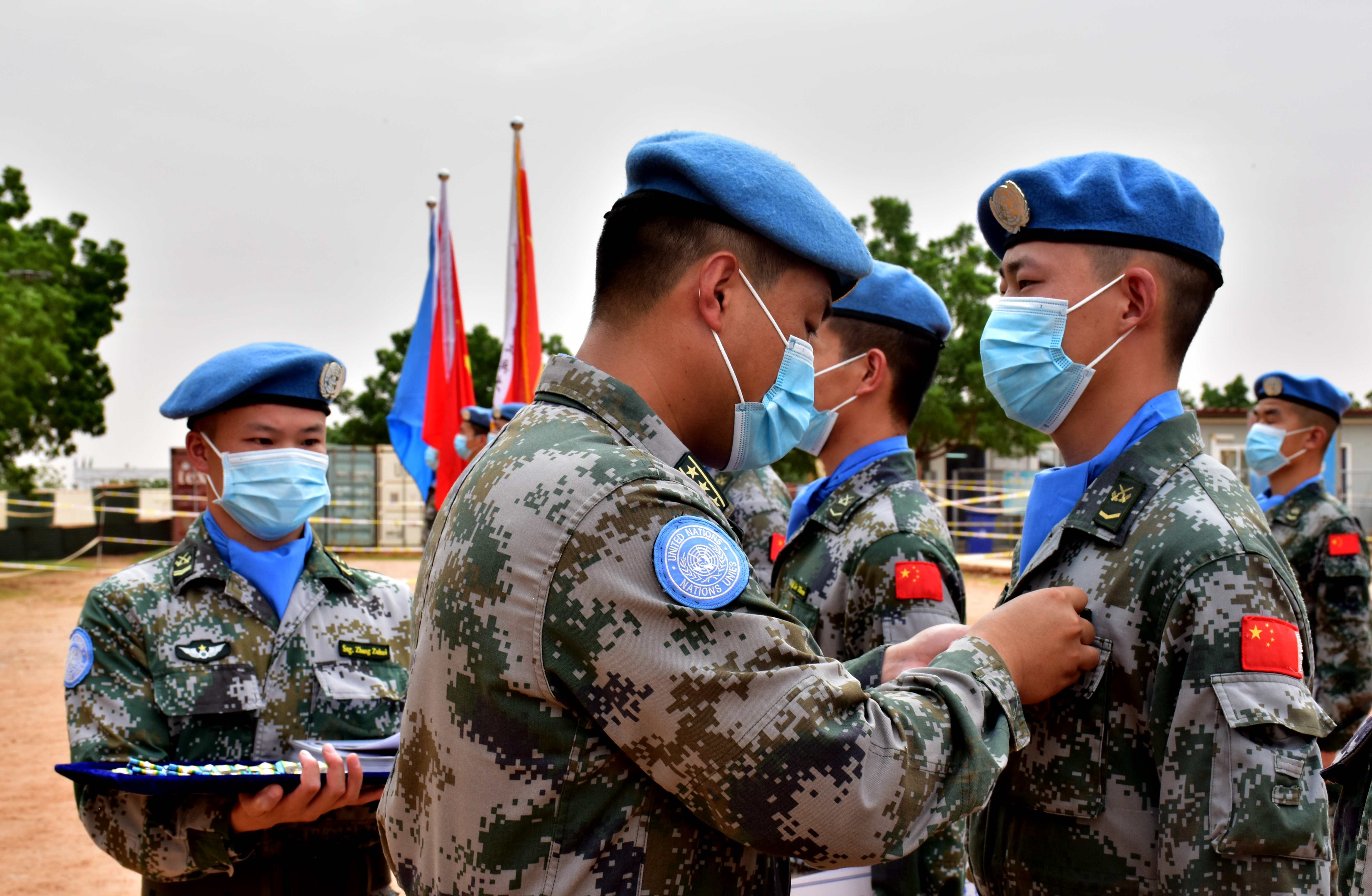 中国第15批赴苏丹达尔富尔维和工兵分队全体官兵荣获联合国和平荣誉