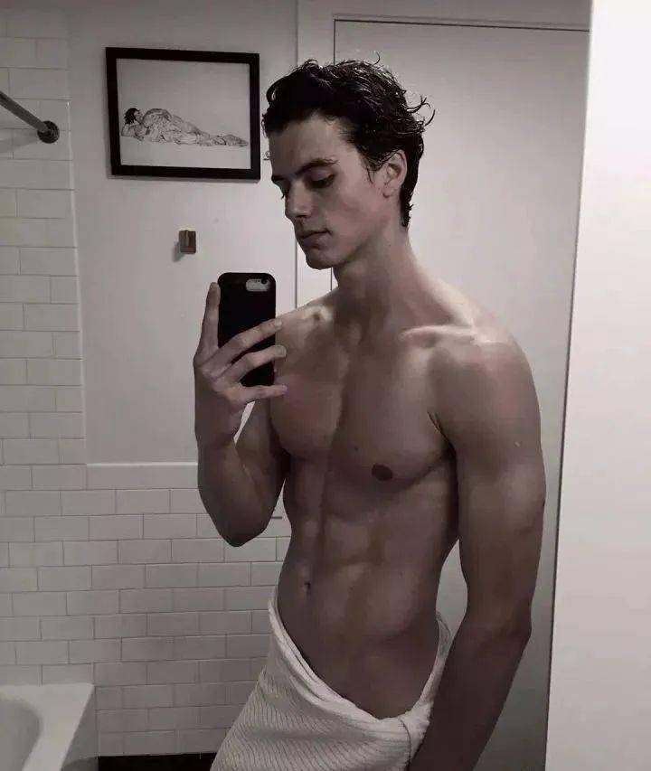 全网|191cm肌肉男模私照火遍全网，1亿网友在线鸡叫喊“老公”，直男都被“掰弯”！？