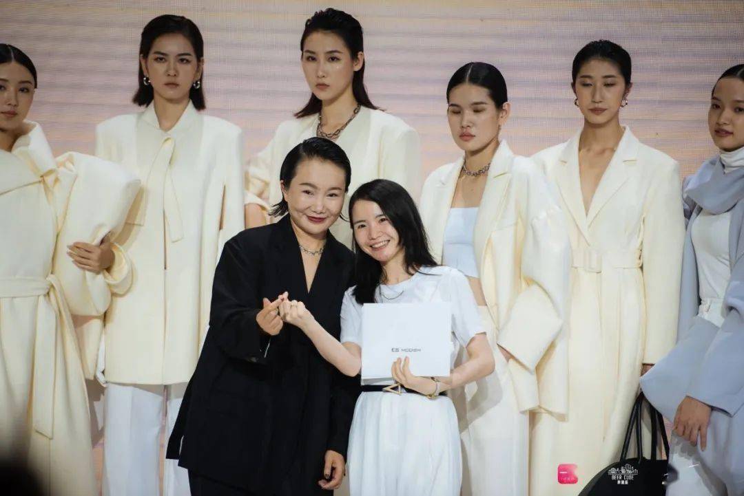 流转|ES MODISH 品牌专场秀 | 一手 · SUN IN SKY国际时尚周(暨SUN IN SKY第七届发布周)