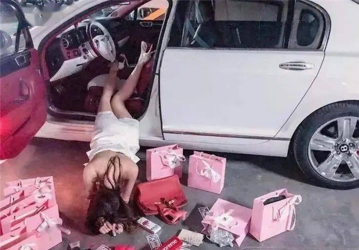 表演|奥迪女销售为赚钱豁出去了,店内表演“炫富摔”,顾客:太辣眼了!