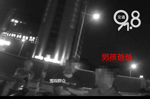 孩子|杭州一13岁男孩哭着报警：“求你们管管我爸...”