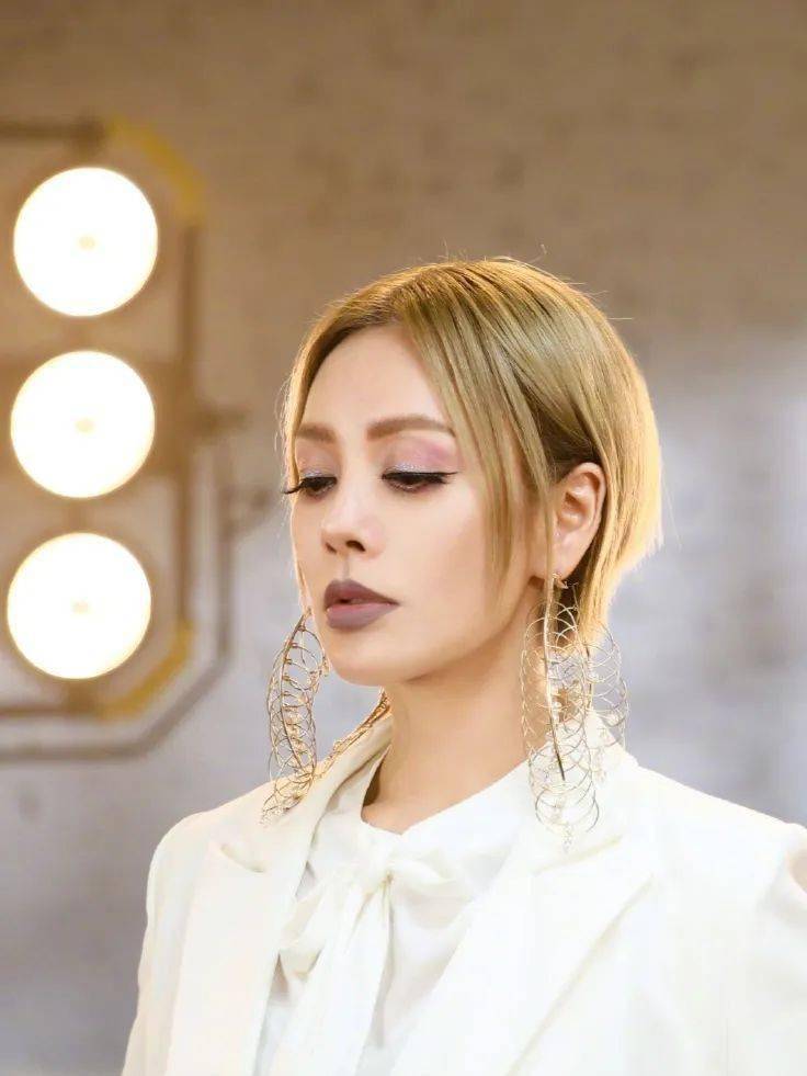 眼影|女明星那些一画成名的妆，学会就是换头术啊！