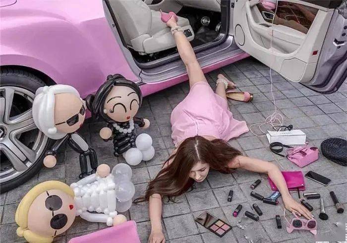 表演|奥迪女销售为赚钱豁出去了,店内表演“炫富摔”,顾客:太辣眼了!