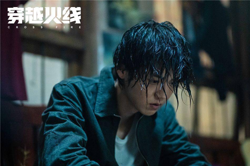 鹿晗刚|《穿越火线》鹿晗刚拍时需提醒抖腿，拍到后面戏外都很肖枫