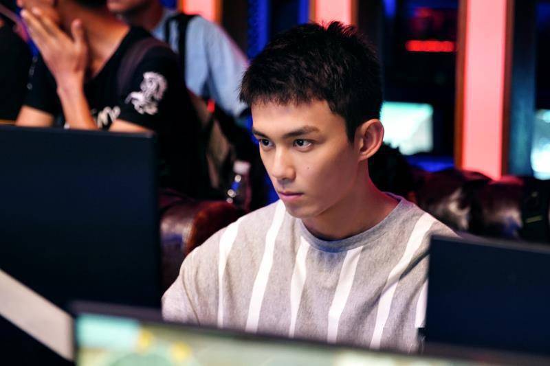 鹿晗刚|《穿越火线》鹿晗刚拍时需提醒抖腿，拍到后面戏外都很肖枫