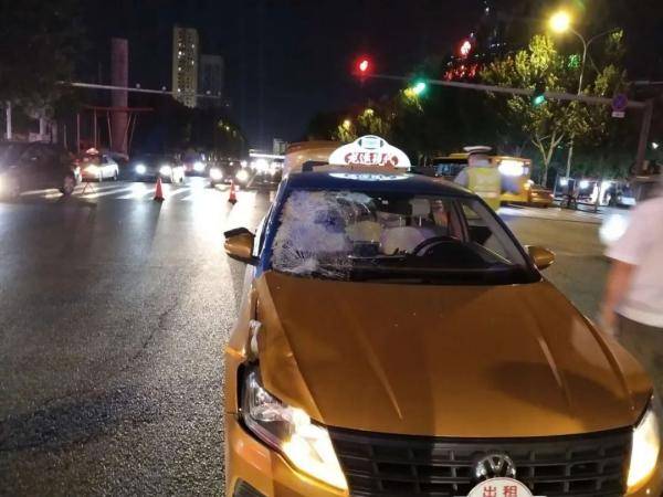 马路|突发！哈尔滨一男子过马路被出租车撞倒身亡