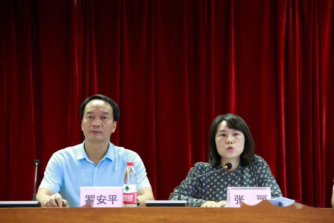 (市商务局副局长张丽主持会议)