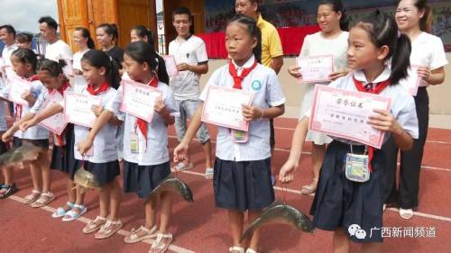 江川|靠实力吃肉！三江江川小学期末奖励双优生200多条鲜活鲤鱼