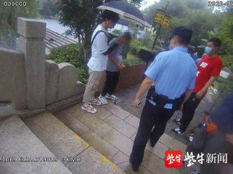 公园|九旬老人在公园不慎摔倒 好心小伙毫不犹豫上前搀扶