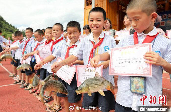 广西|带鱼回家！广西一小学连续期末发鱼奖励学生
