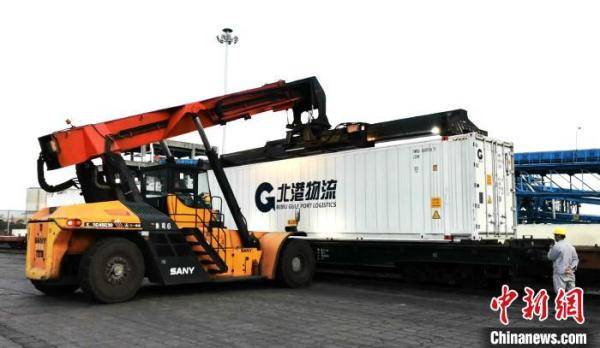 通道|西部陆海新通道海铁联运班列单日装车量创新高