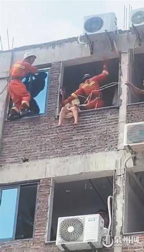 轻生|女子持刀欲跳楼 消防员爬窗救人