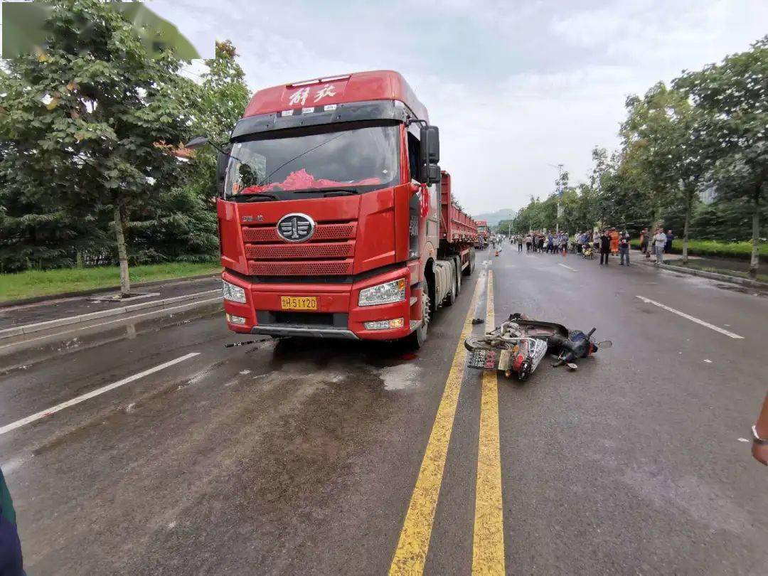 【突发】摩托车与半挂车剐蹭,摩托车两人被卷车底,消防员趴车底紧急