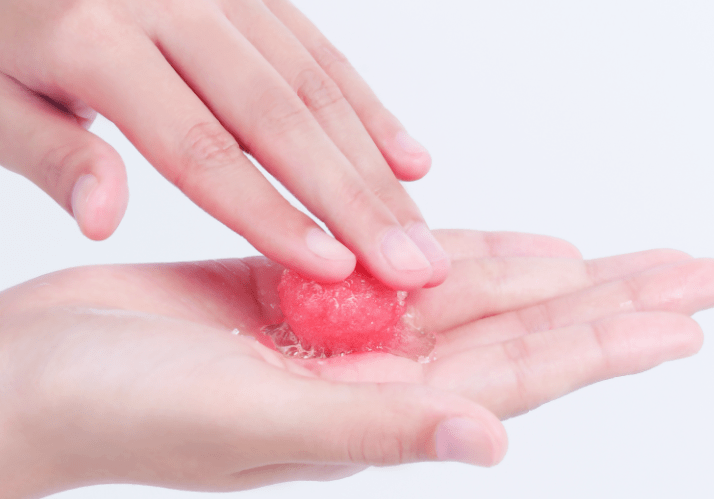 不知道|用1颗糖洗澡是什么体验？不洗都不知道身上这么脏，竟然还能扣出油脂粒！