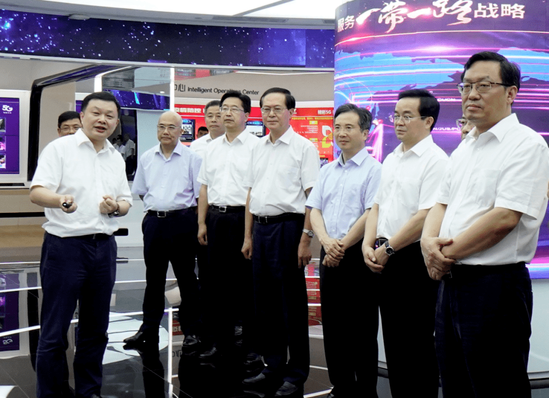 7月30日,浙江省委书记车俊(前中)一行在浙江电信党委书记,总经理龚勃