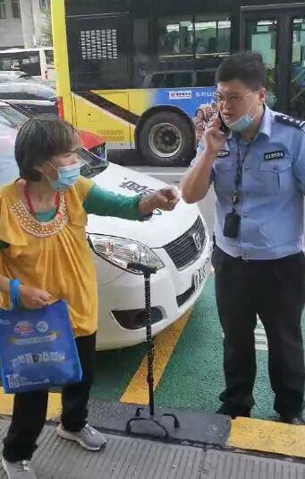 结局|神志不清老人不扫码强行上公交 司机报警，结局暖心