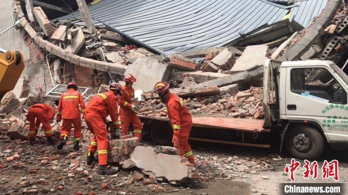 正在进行|哈尔滨市一金属交易市场内四层建筑发生坍塌 救援正在进行中