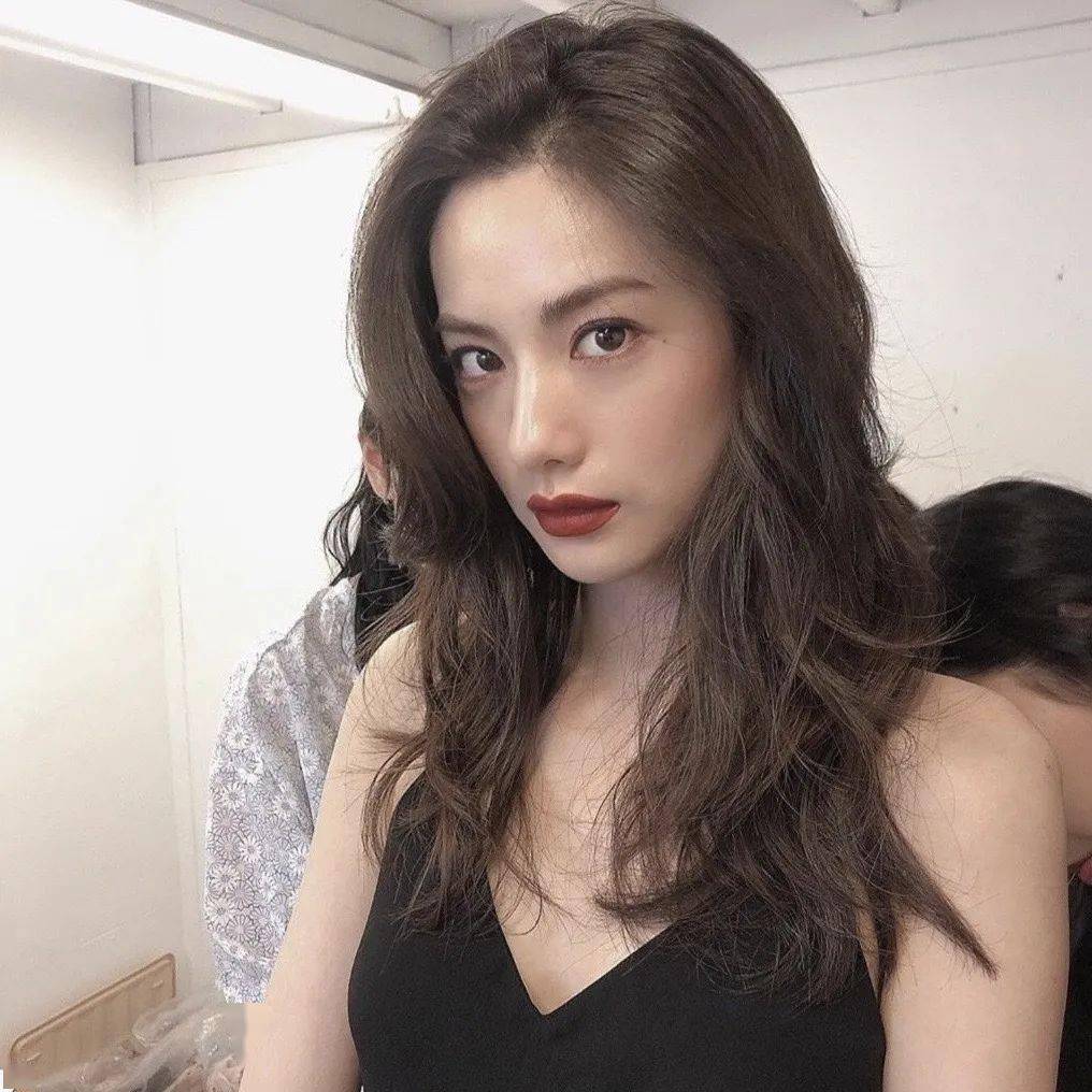 眉毛|关晓彤自认天生是臭脸？但不好惹的她却美到让我疯狂打电话！