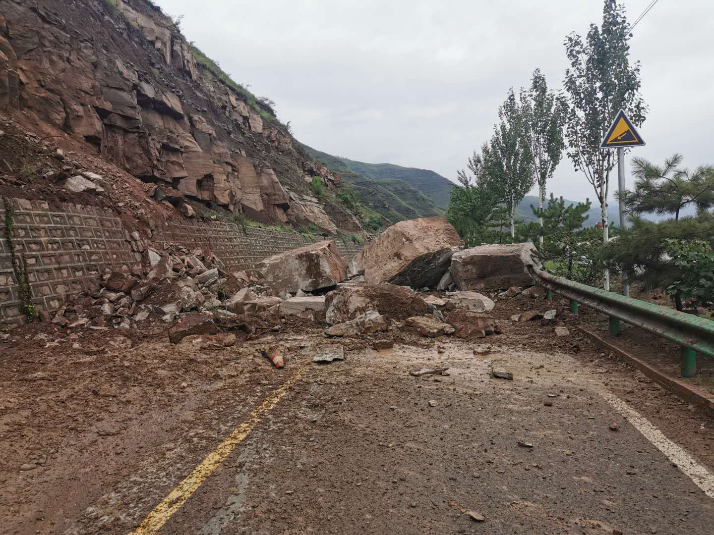 山石|山石塌方、路面悬空……强降雨致陕西沿黄公路出现多处险情
