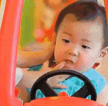 熊孩子|惊险！平阳一2岁小孩“开车”出事，妈妈却在…