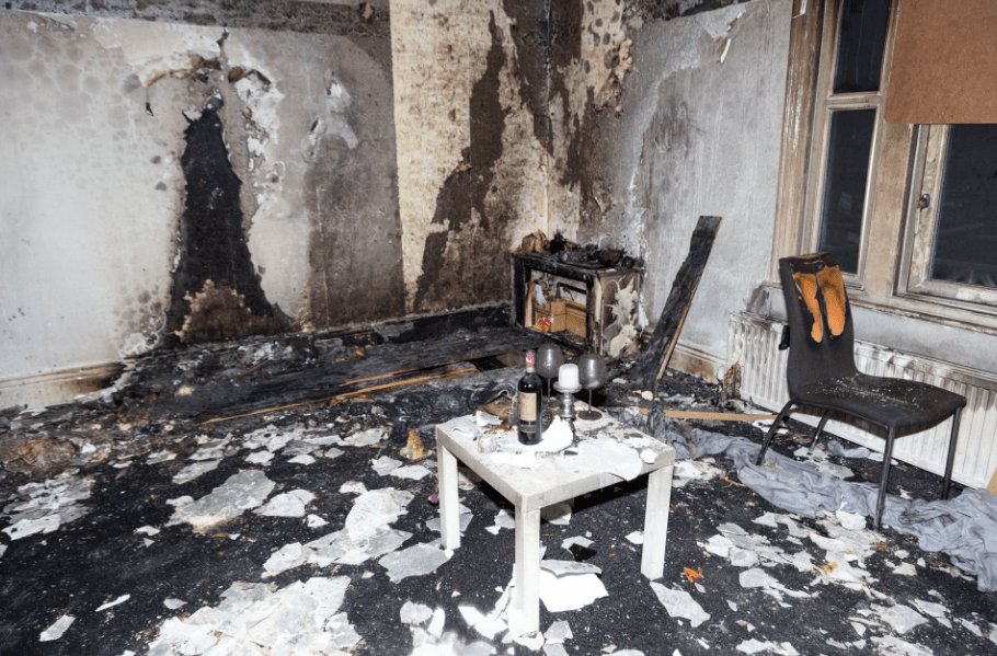 什么|小伙精心设计向女友求婚却引起大火 所幸女友答应了求婚