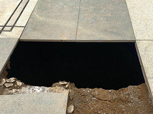 救援|人行道路面突然塌陷形成4米深坑，大兴一名男子掉落受伤