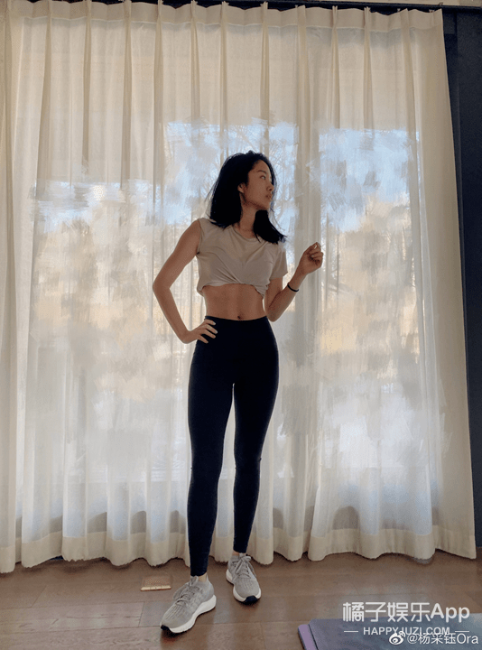 灵光|杨采钰放弃土味脱胎换骨,复古穿搭性感俏皮,迪士尼在逃公主吧?