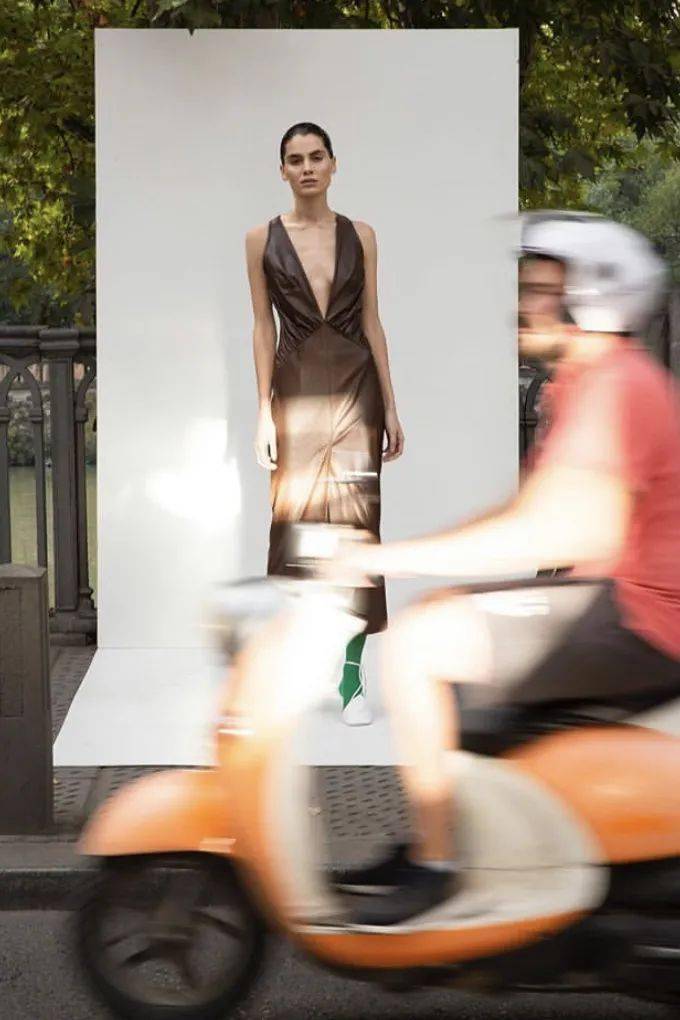 时装|想做不撞衫大赛的冠军，你还缺一件格鲁吉亚的时装