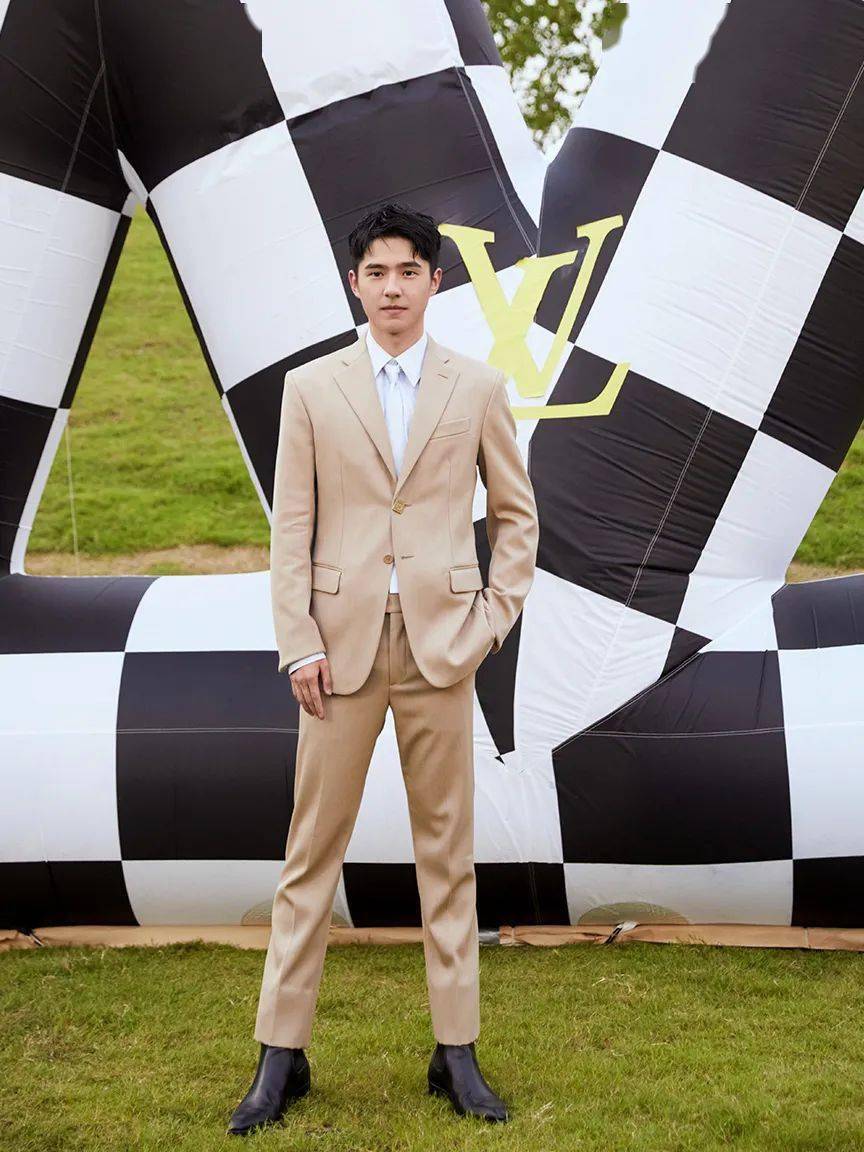 Louis|被Louis Vuitton秀上的吴亦凡感动了,周冬雨改行当店员了?【每周时报】