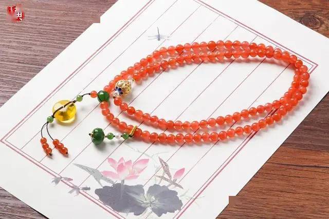 象征|如何戴出手串逼格？这个配饰要选好！