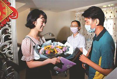 通知书|江苏第一封录取通知书送达 南京姑娘收到清华“入场券”