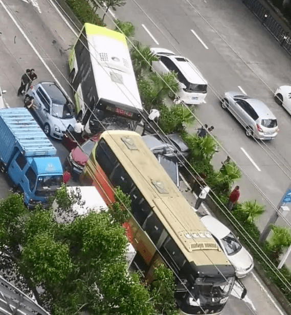 奔驰,飞度,公交车"炒埋一碟"!