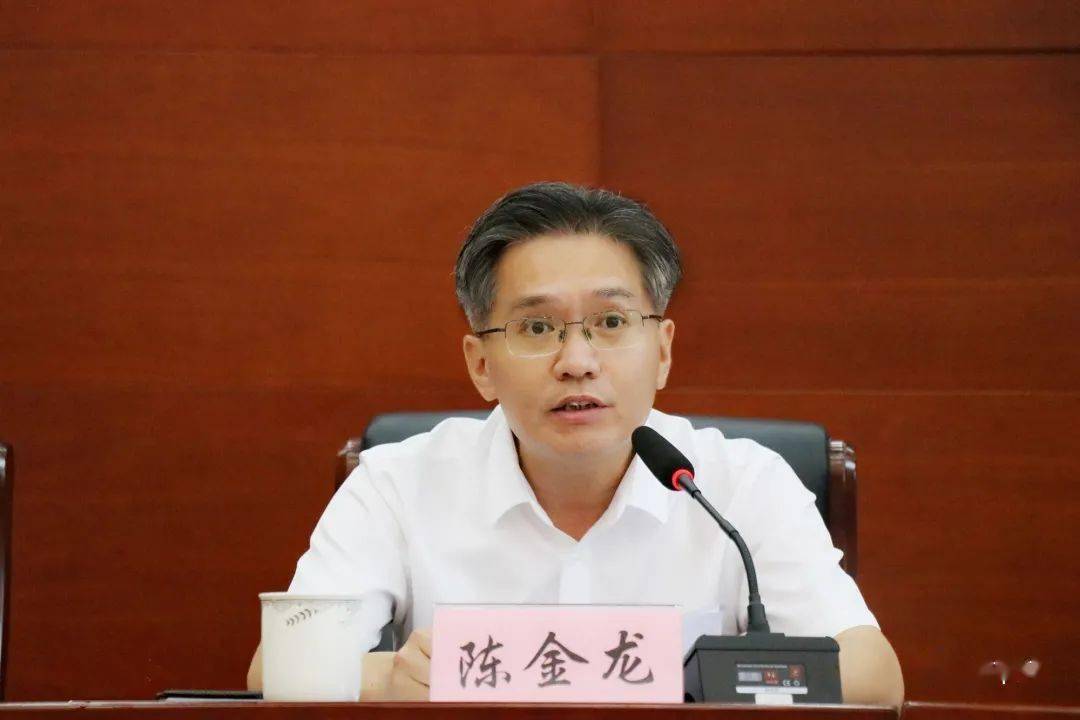 陈金龙同志在表态发言中表示,他坚决拥护市委决定,服从组织安排.